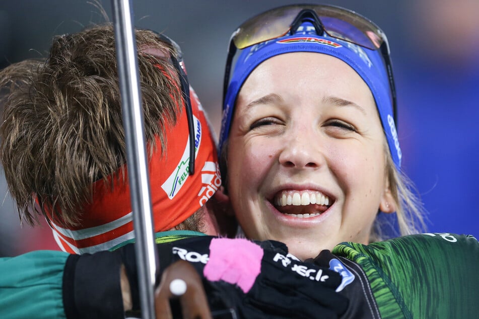 Simon Schempp (l. 32) gratuliert seiner Freundin Franziska Preuß (26). (Archiv)