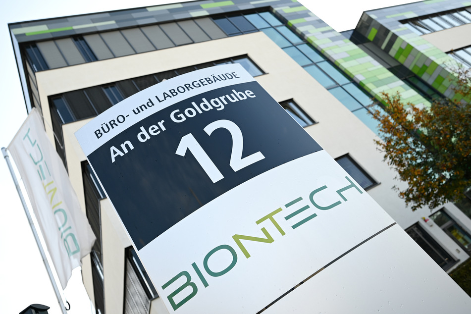 Das Logo des Biotechnologie-Unternehmens "BioNTech" ist an einer Stele vor der Unternehmenszentrale angebracht.