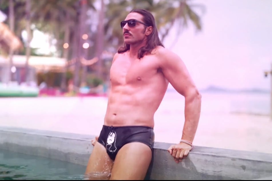 Kandidat Fabio Knez (30, Make Love, Fake Love 2023) legte mal wieder den außergewöhnlichsten Auftritt hin: Nur in Badehose und Bademantel bekleidet schritt er am Strand von Koh Samui entlang und betrat er die AYTO-Villa.