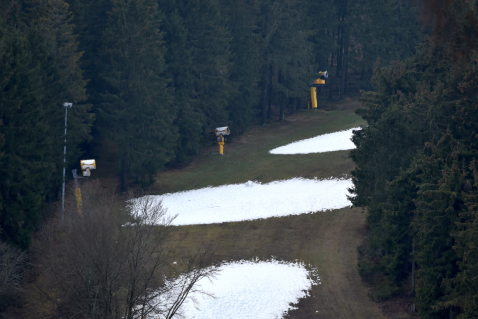 Trotz fehlendem Schnee und grüner Pisten: Andrang der Skifahrer in Winterberg groß