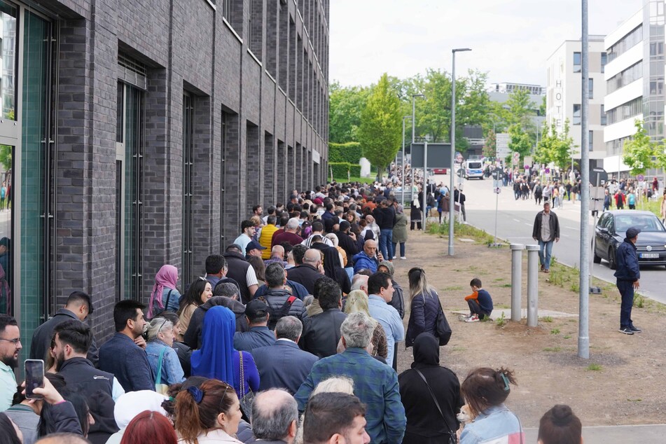 Diese lange Schlange versammelte sich vor einem Wahllokal in Stuttgart.