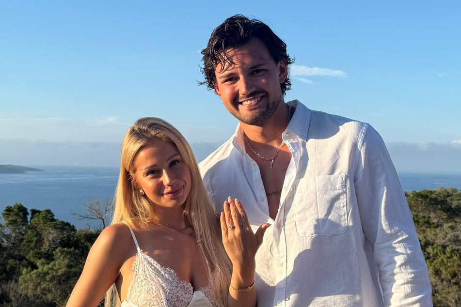 Lilly zeigt stolz ihren Verlobungsring in die Kamera. Seit Februar 2025 ist sie die Frau an der Seite von Tim.