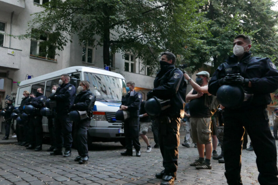 Polizisten stehen am Donnerstagabend in der Weisestraße.