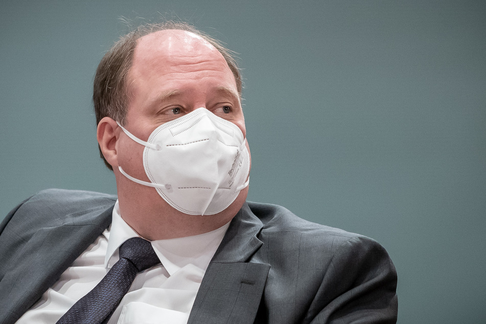 Kanzleramtschef Helge Braun (48, CDU) versicherte, dass es für die geplante Teststrategie ausreichende Kapazitäten in Deutschland gebe, was aus der Opposition allerdings bezweifelt wird.