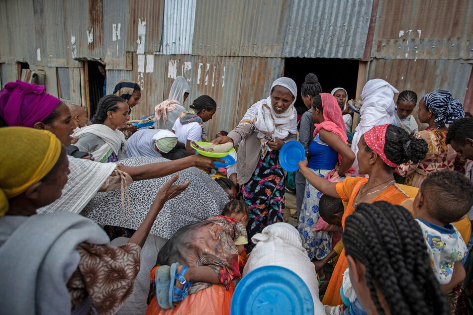 Vertriebene aus der Region Tigray im Norden Äthiopiens stehen im Mai 2021 Schlange, um von Anwohnern gespendete Lebensmittel zu erhalten.