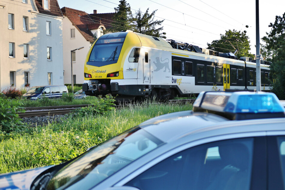 Zug erfasst Person: Bahnstrecke nach tödlichem Unfall gesperrt