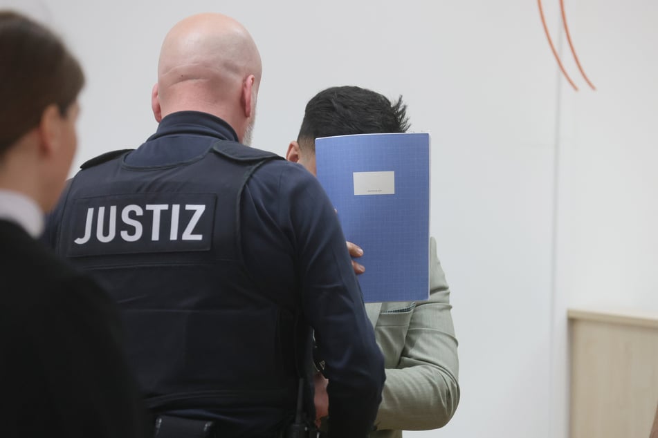 Der Angeklagte wird in Handschellen in den Gerichtssaal geführt. (Archivbild)