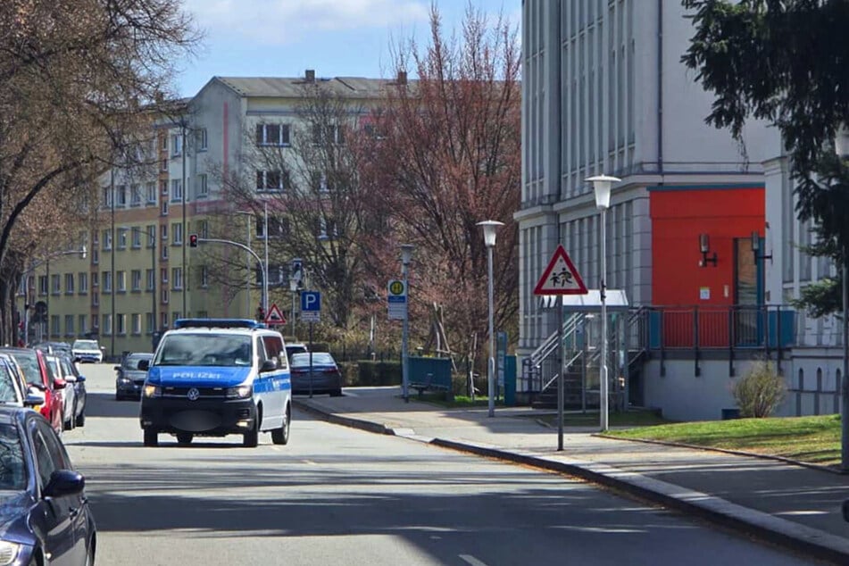 Die Polizei rückte am Freitagvormittag zur "Richard von Schlieben" Oberschule in Zittau aus, nachdem dort Schmierereien entdeckt worden.