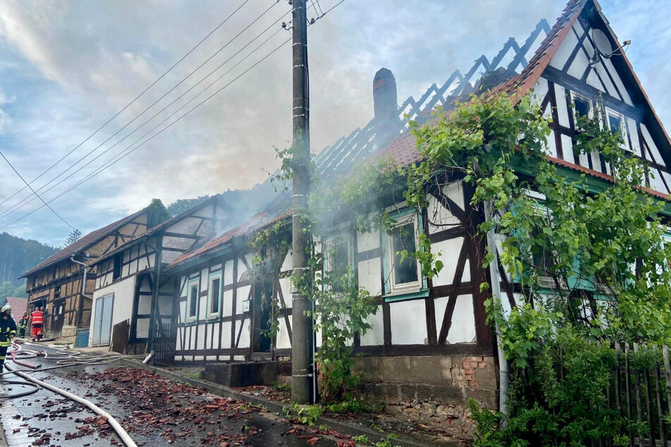 Eines der beiden Fachwerkhäuser bekam die volle Wucht der Flammen zu spüren.