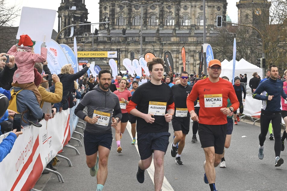 Ein paar wenige Startplätze gibt noch für den 35. Citylauf in Dresden zu vergeben. (Archivbild)