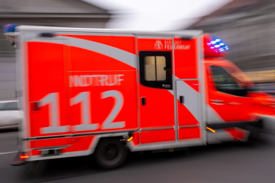 Der nun verstorbene 85-Jährige war zuvor von einem Auto angefahren worden. Rettungskräfte brachten ihn in eine Klinik. (Symbolbild)