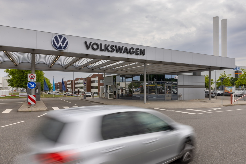 Im Zwickauer VW-Werk werden ausschließlich E-Autos hergestellt. Doch weil sich diese nur schleppend verkaufen, leiden Betrieb und Arbeitnehmer.