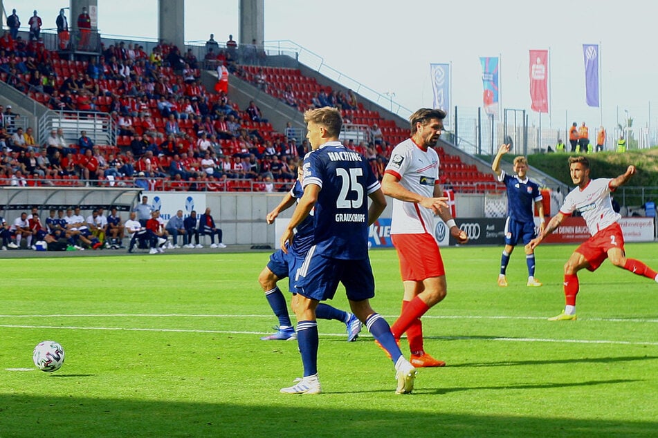 Felix Drinkuth (r.) traf entschlossen zur 1:0-Führung.