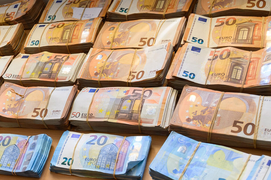 Irre Summe Beamte Entdecken Knapp Eine Million Euro Bei Fahrzeugkontrolle Tag24