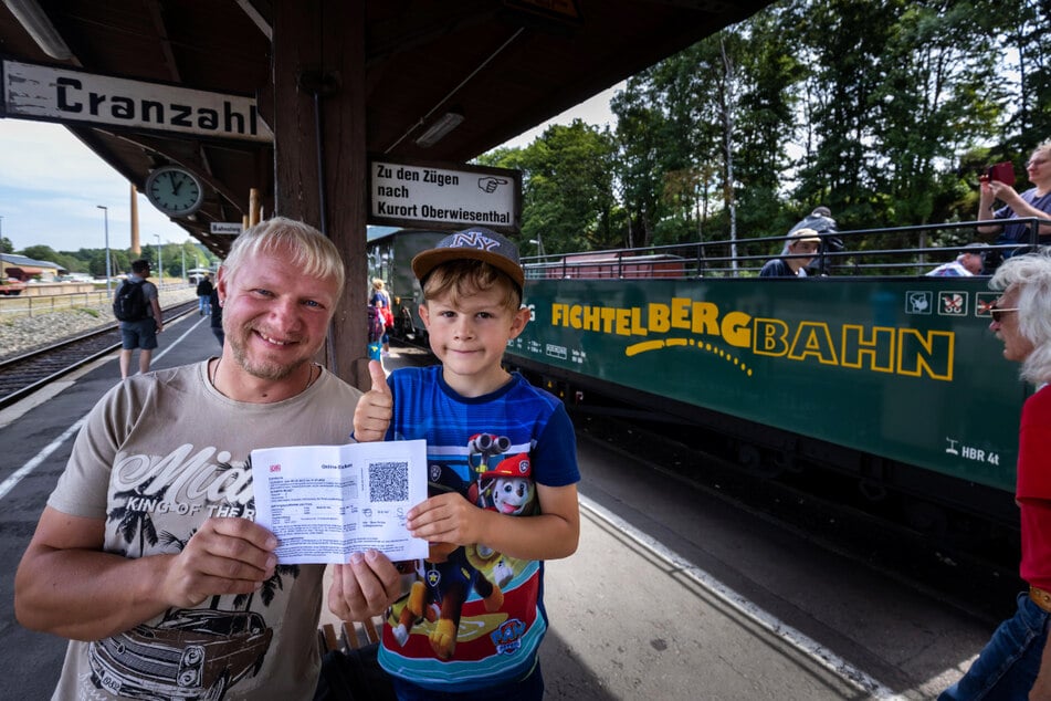 9-Euro-Ticket und Spaß dabei: Steve Richter (38) fährt mit Sohn Tom (7) von Cranzahl nach Oberwiesenthal.