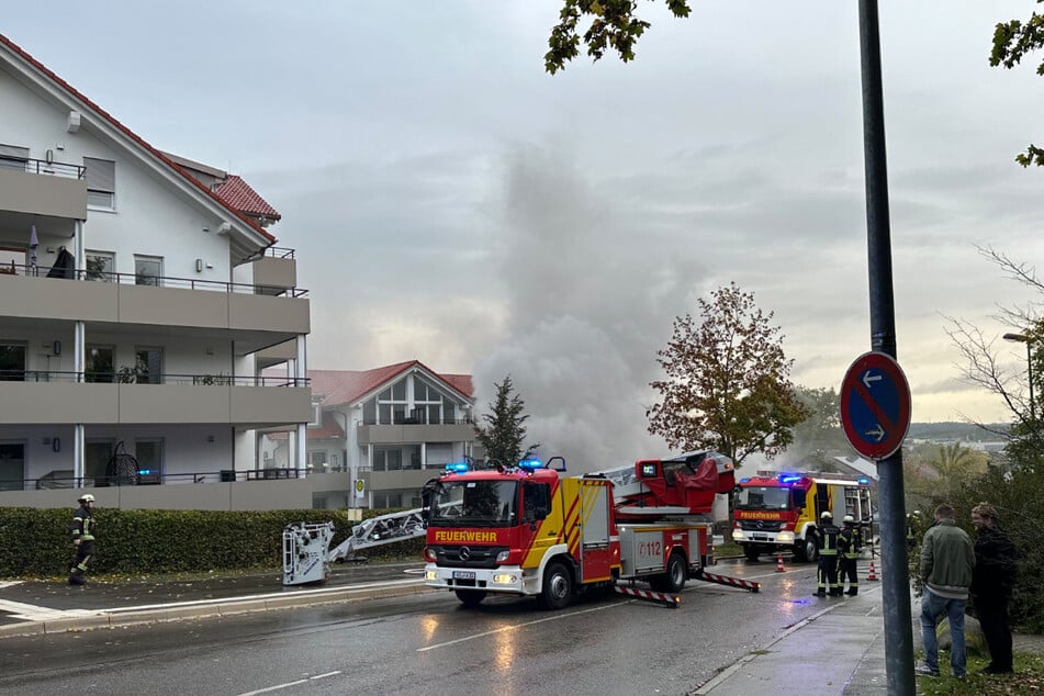 Bei einem Tiefgaragenbrand in einer Wohnanlage in Kempten sind mehrere Fahrzeuge beschädigt worden.