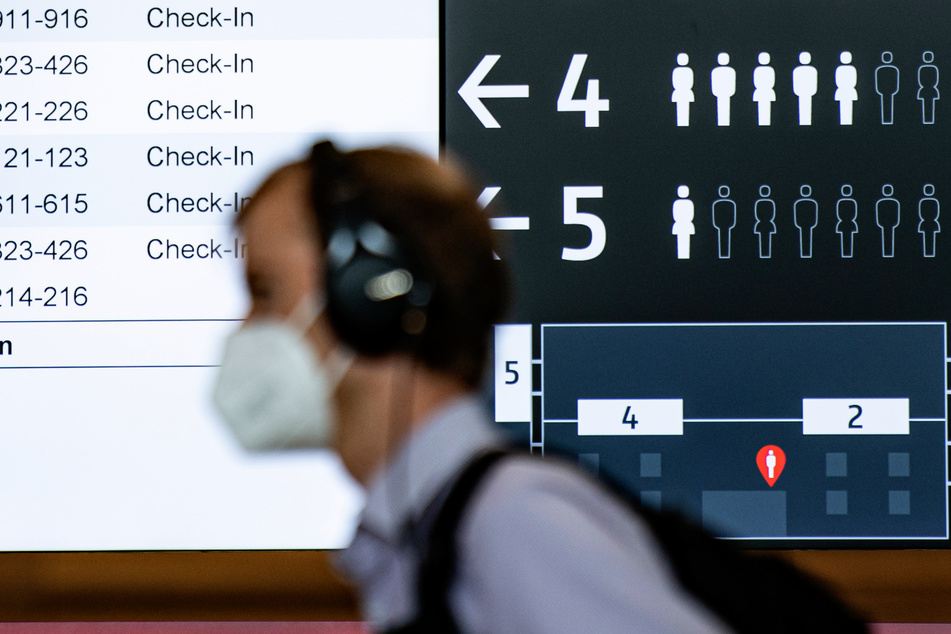 Bei Flügen innerhalb Skandinaviens muss seit Montagmorgen kein Mund-Nasen-Schutz mehr getragen werden.