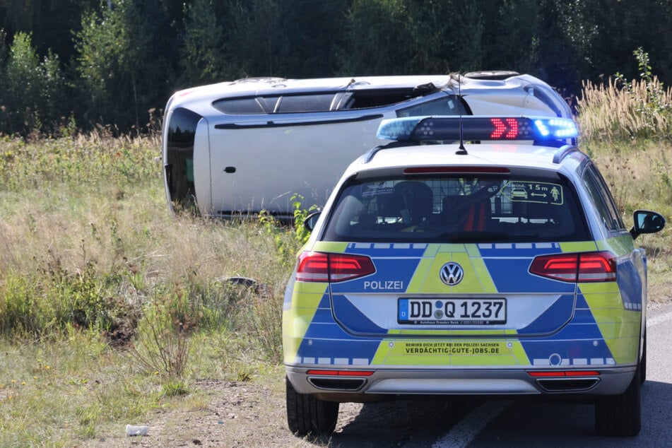 Unfall A72: Totalschaden am Kreuz Chemnitz: VW-Fahrer überschlägt sich