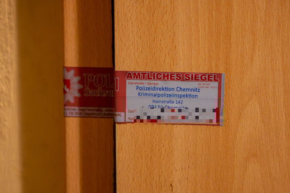Die Wohnungstür wurde polizeilich versiegelt.