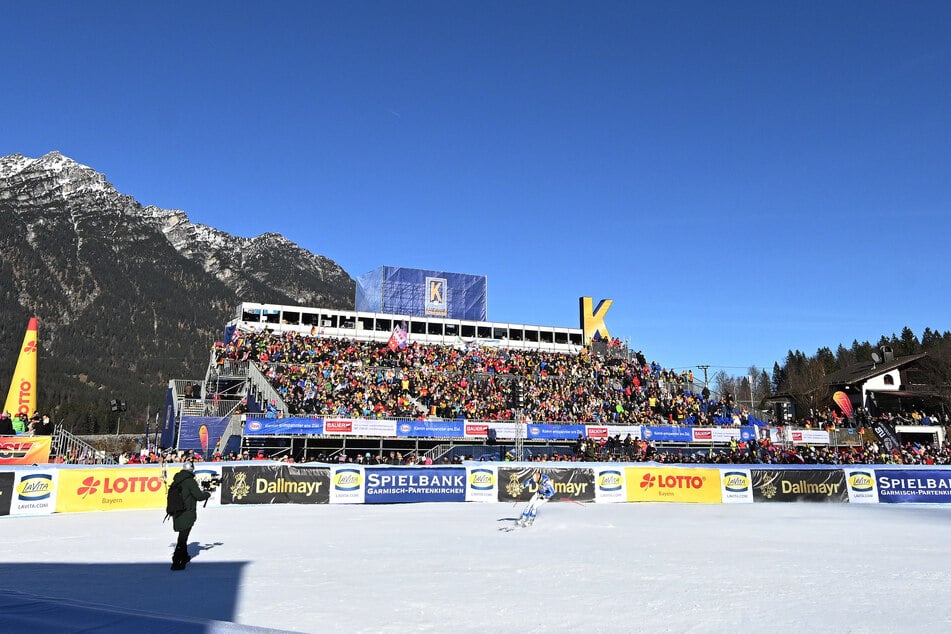 Werbebanner sind an den Banden beim Ski-Weltcup in Garmisch-Partenkirchen angebracht. Im Streit um Marketingrechte kann der DSV einen Erfolg verbuchen.