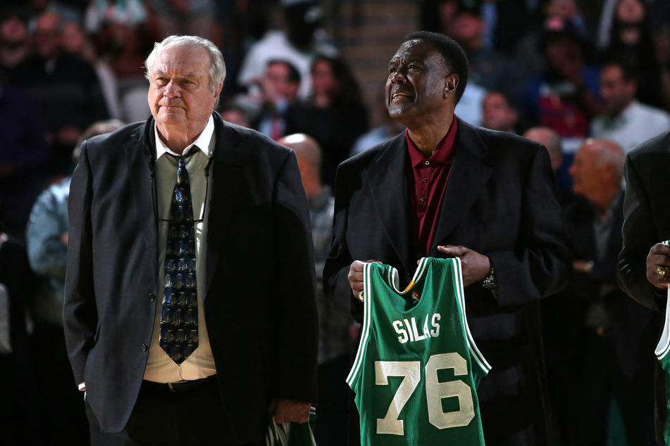 Paul Silas and ex-head coach Heinsohn were honored for winning the 1976 championship with the Boston Celtics.