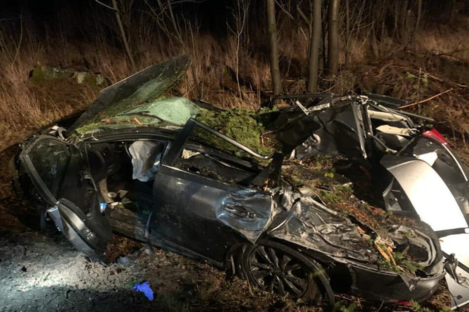 Ein Autofahrer starb, als ein entwurzelter Baum auf sein Auto krachte.