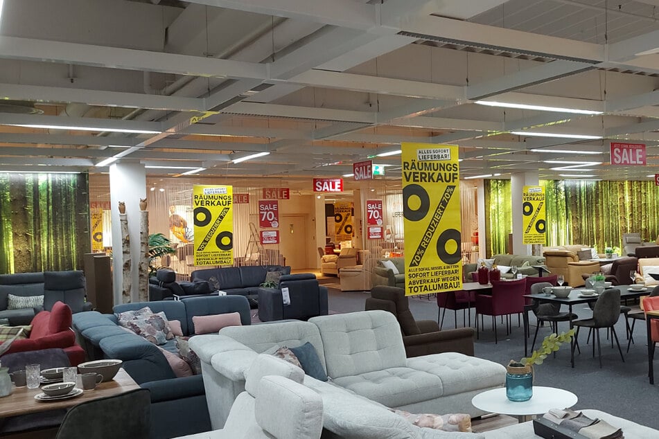 Bei Kabs in Osnabrück findet der mega Räumungsverkauf statt und jeder, der einen Faible für hochwertige und günstige Möbel hat, ist willkommen.