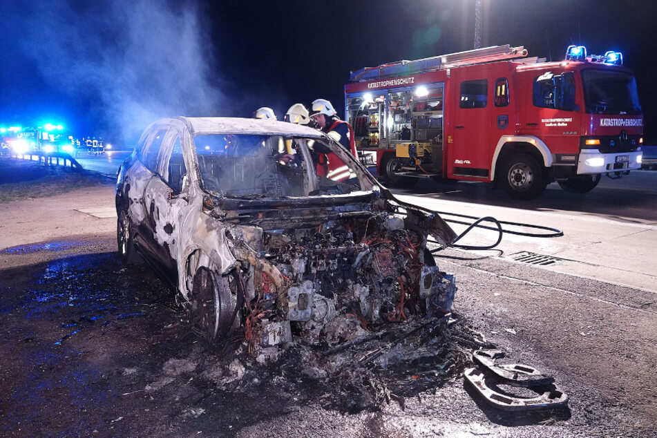 Das Hybrid-Auto brannte komplett aus. Verletzt wurde bei dem Vorfall glücklicherweise niemand.