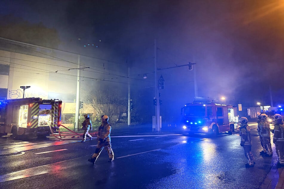 Die Feuerwehr vor Ort: Dichter Rauch dringt aus dem "Parkhaus Prohlis" an der Niedersedlitzer Straße.