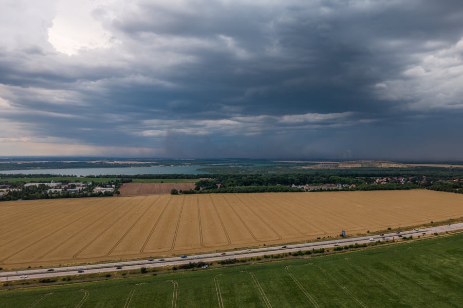 Leipzig: Leipzig bleibt bisher verschont: Stand-up-Paddler retten sich am Kulki vor Unwetter