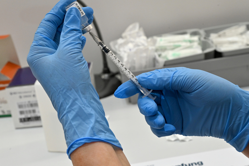 Eine medizinische Fachangestellte zieht eine Spritze mit dem Impfstoff von Biontech/Pfizer auf. Vor allem der Impfstoff ist bei den Ärzten knapp.
