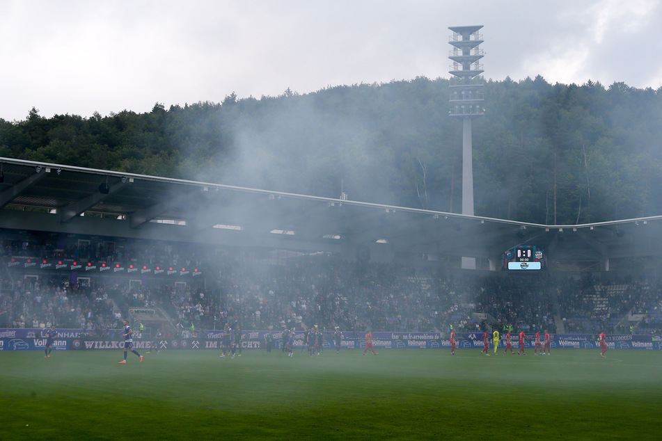 Der FSV Zwickau muss nun eine heftige Geldstrafe zahlen, weil Fans beim Derby gegen Aue im September 2022 Pyros zündeten.
