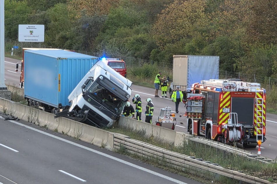 Der Lkw krachte in die Mittelleitplanke.