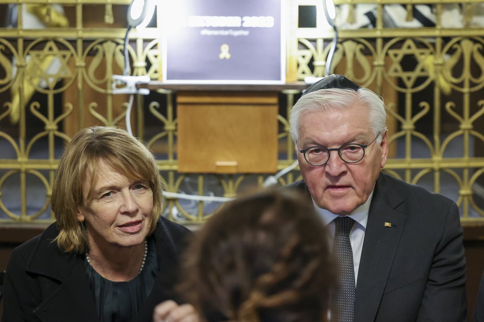 Bundespräsident Frank-Walter Steinmeier besuchte mit seiner Frau Elke Büdenbender (63) am Dienstag eine Synagoge im Leipziger Zentrum.