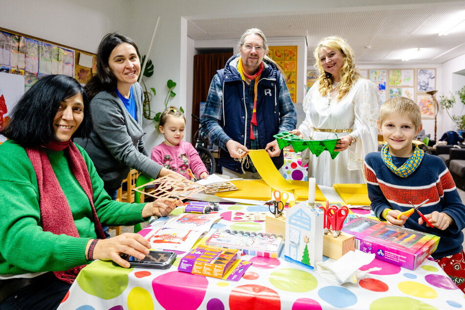 Sebastian Nikolitsch (43, 4.v.l.) beim Basteln mit Irini Mavromatidou (52), Katharina Bloch (39), Dana (3), Weihnachtsengel Doreen Lämmel (46) und Priscian (8, v.l.).