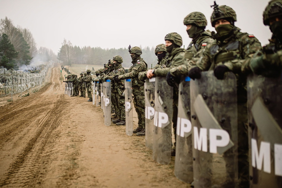 Polnische Soldaten blockieren den Weg nach Polen in der Nähe des Grenzübergangs nach Belarus in Kuznica.