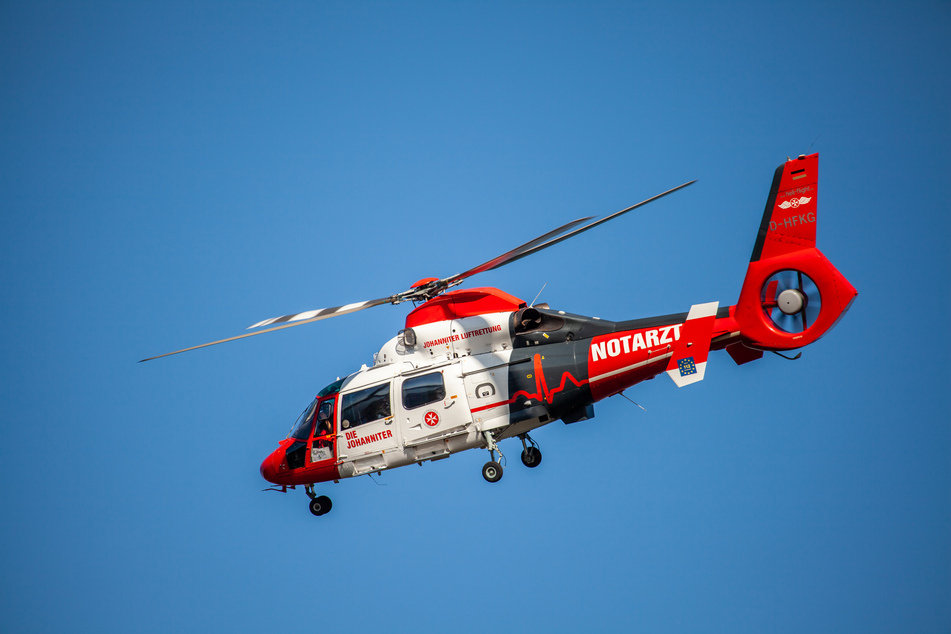 Ein Rettungshubschrauber wurde nach einem Unfall auf der B229 angefordert. Ein Mann erlitt tödliche Verletzungen. (Symbolbild)