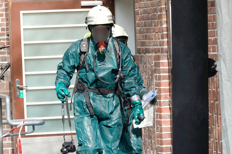 Die Feuerwehr musste das Gebäude mit Schutzanzügen betreten.