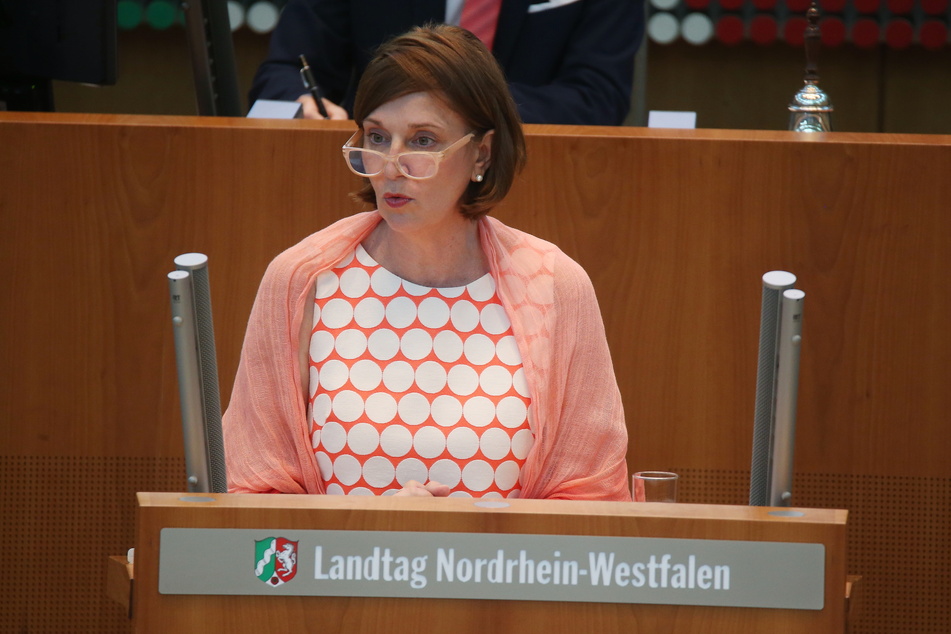 NRW-Schulministerin Yvonne Gebauer (FDP) spricht sich dafür aus, die Maskenpflicht im Unterricht trotz sinkender Fallzahlen beizubehalten.