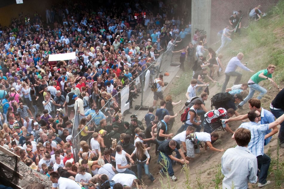 Zahlreiche Menschen drängten sich am 24. Juli 2010 auf der Duisburger Loveparade in und vor dem Tunnel, in dem sich eine Massenpanik ereignet hatte.