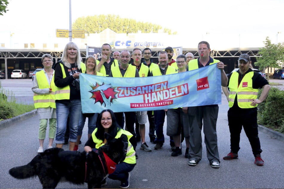Seit 4 Uhr in der Früh wird vor dem Edeka Food Service in Chemnitz gestreikt.