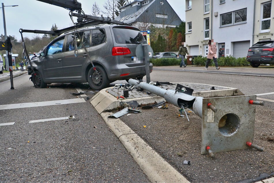 Die Verkehrsinsel samt umgefallener Ampelanlage wurden stille Zeugen des Unfalls.