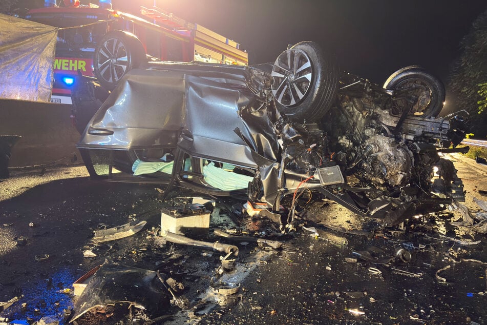 Tödlicher Unfall: Geisterfahrer kracht auf Bundesstraße in mehrere Autos und stirbt