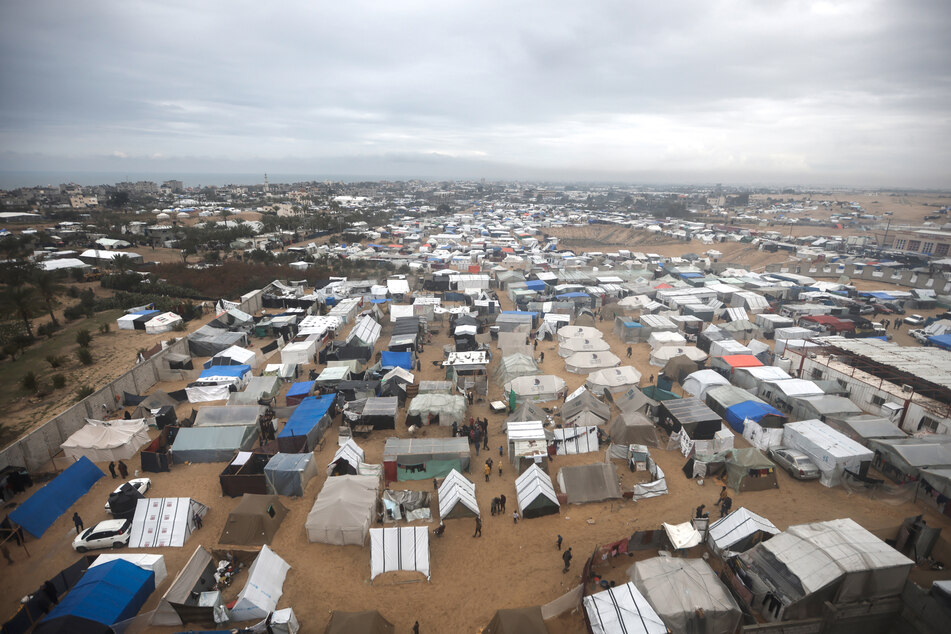 Blick auf ein behelfsmäßiges Zeltlager für Palästinenser, die durch die israelische Bodenoffensive auf den Gazastreifen vertrieben wurden und in Rafah gestrandet sind.
