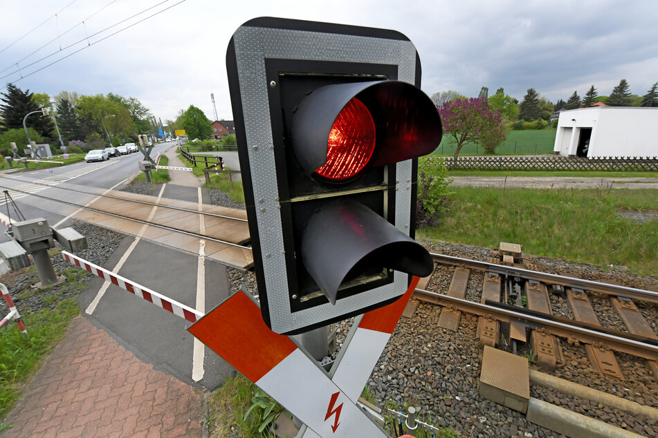 Am Montag raste ein Güterzug an einem beschrankten Bahnübergang in einen Ladewagen. (Symbolbild)