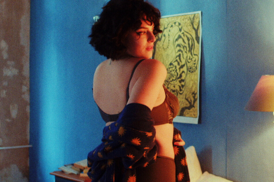Toni (Anna Werner Friedmann) versucht sich in erotischen Posen für die Social-Media-Plattform "WatchMe".
