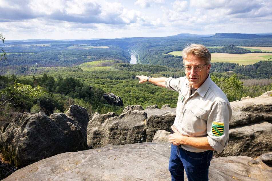 Nationalparksprecher Hanspeter Mayr (61) blickt von der Kipphorn-Aussicht am Winterberg auf die Waldbrandflächen von 2022. Dort wächst neuer Wald. Waldbrand-Vorsorge und -Bekämpfung bleibt trotzdem ein Topthema.