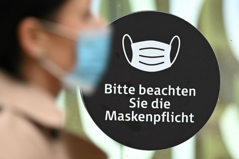 Bereits seit dem Frühjahr besteht innerhalb des Unternehmens eine streng geregelte Maskenpflicht. (Symbolbild)