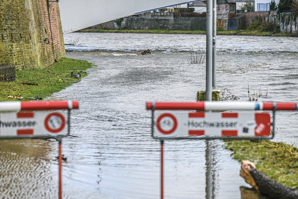 Auch im Landkreis Neu-Ulm haben Bewohner und Einsatzkräfte mit Hochwasser zu kämpfen.