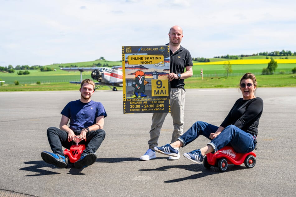 Azubi Domenic Winkler (18, l.), Chefin Nicole Zeißig und Pilot Philipp Arnold (38, M.) bereiten die Landebahn des Flugplatzes Jahnsdorf fürs Nachtskaten am Freitag vor.